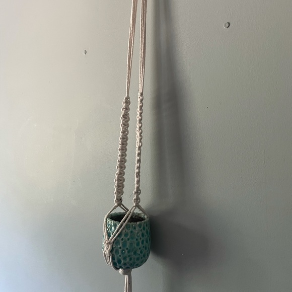 Hand knotted macrame plant hanger - Picture 2 of 4